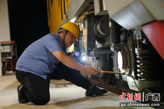 柳州供電段利用 滾動天窗 確保雙節鐵路安全